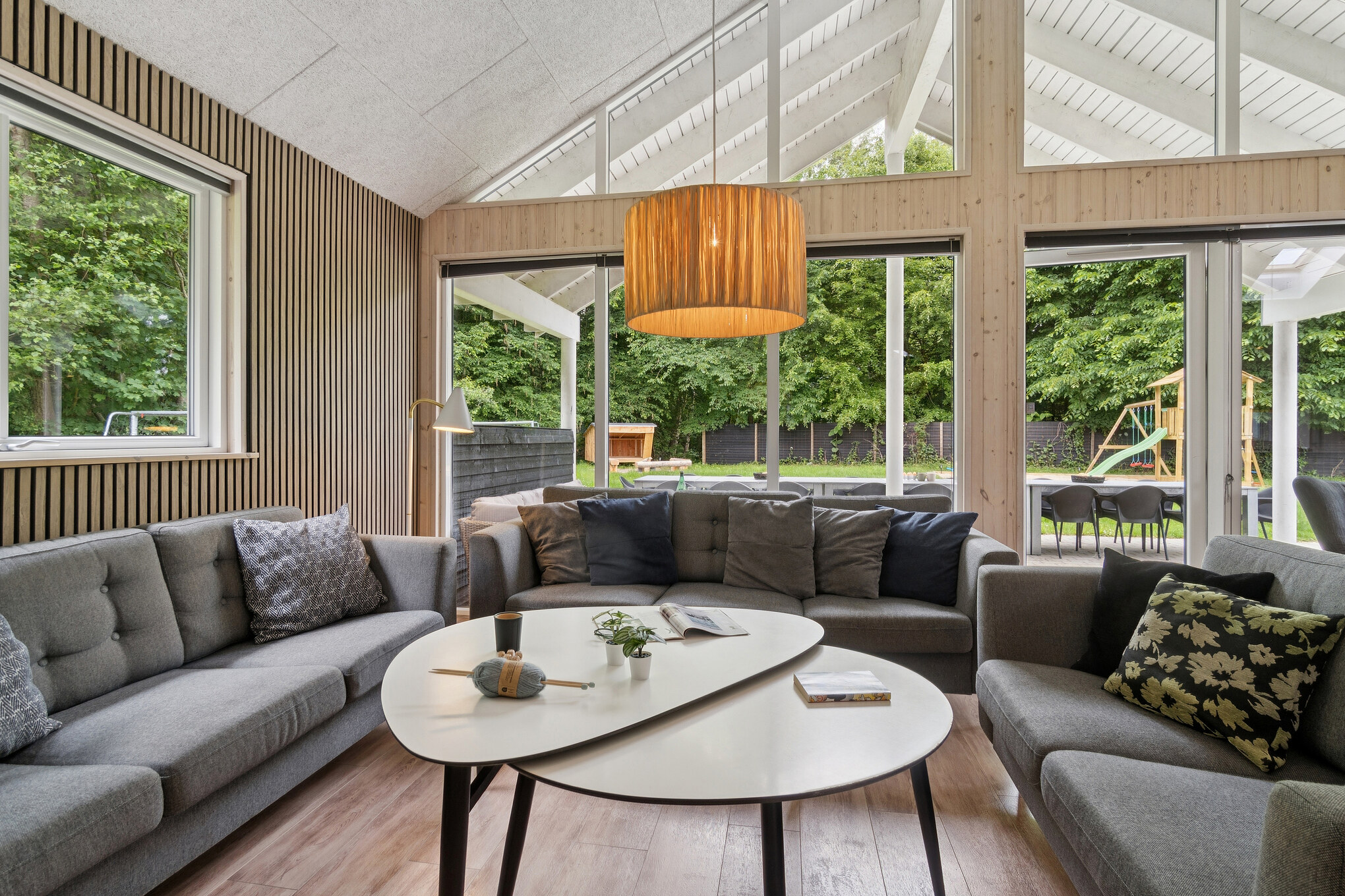 Der er mulighed for hygge i sommerhusets sofaarrangement, når I besøger luksushus nr. 320