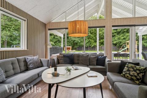 Der er mulighed for hygge i sommerhusets sofaarrangement, når I besøger luksushus nr. 320