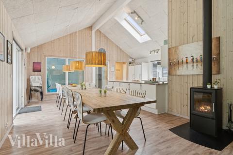 Det store lyse opholdrum i luksushus nr. 320 til 18.