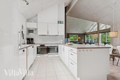 Køkkenet i luksushus nr. 320 er udstyrret, så I let kan lave mad til 18 personer.