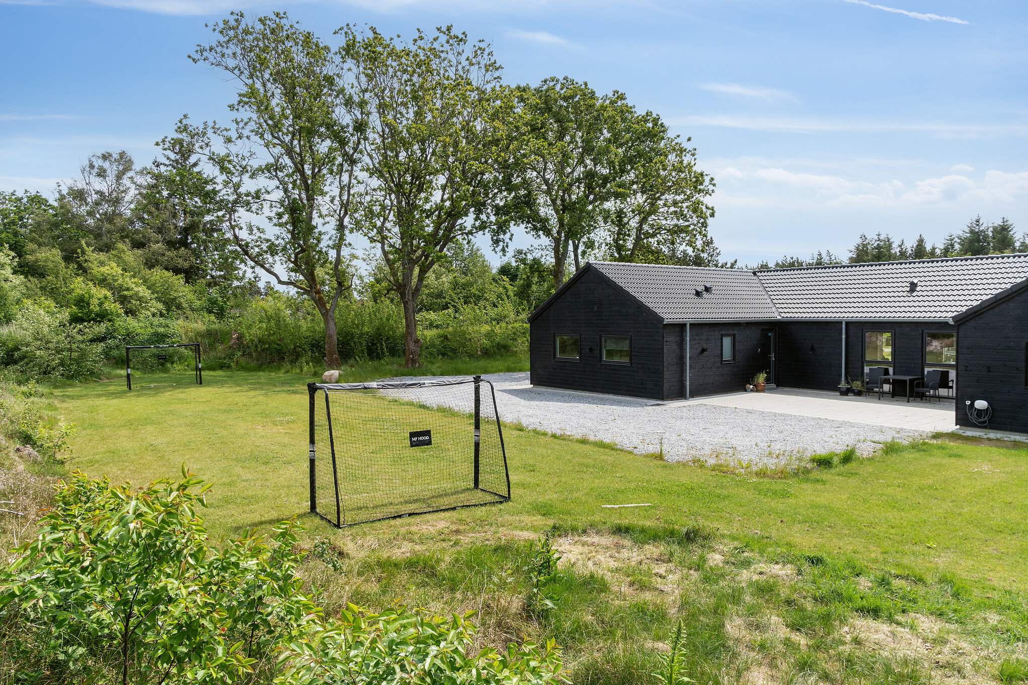 I det attraktive aktivitesrum i luksushus nr. 627 i Vestjylland  er der masser af udendørs aktiviteter, f.eks. legetårn og gynge