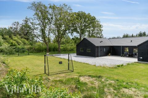 I det attraktive aktivitesrum i luksushus nr. 627 i Vestjylland  er der masser af udendørs aktiviteter, f.eks. legetårn og gynge