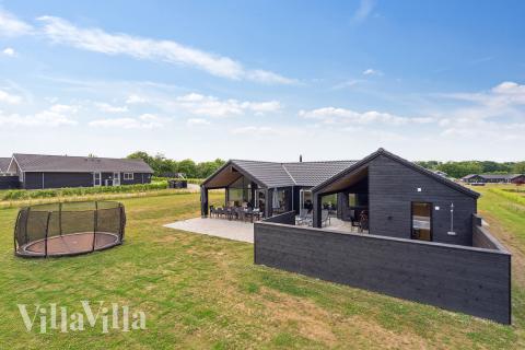 Dette skønne poolhus nr. 632 med plads til 18 personer ligger i Sydjylland