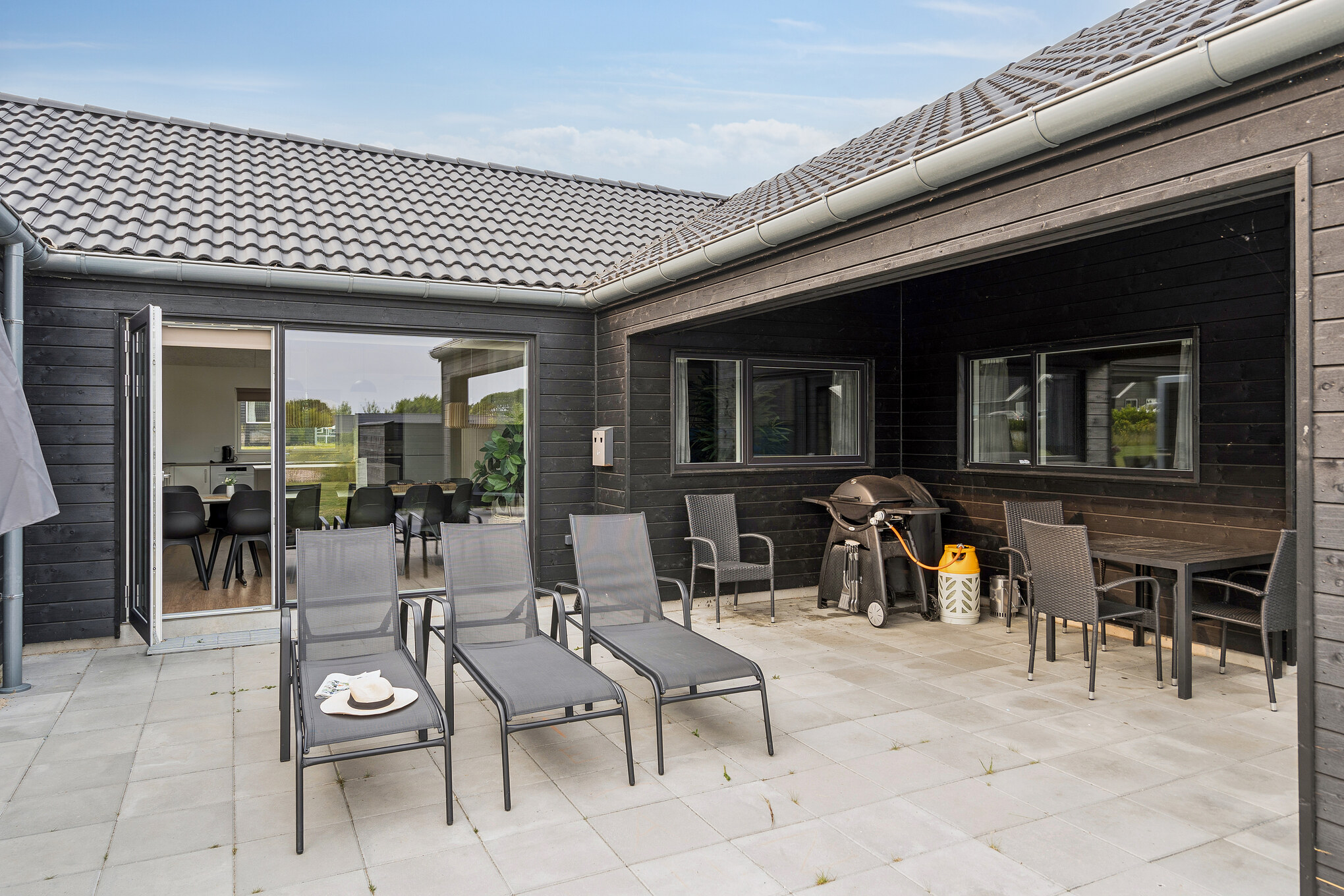 Nyd en grillaften på terrassen i luksushus nr. 632 i Sydjylland
