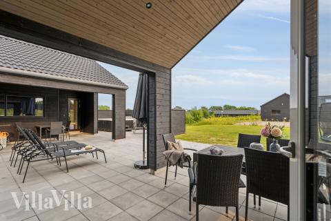 På terrassen i sommerhus nr. 632 er der plads til 18 personer.