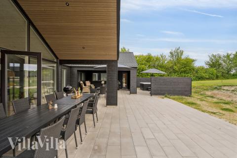 På terrassen i sommerhus nr. 662 er der plads til 18 personer.