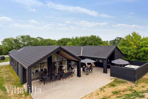 Dette skønne poolhus nr. 662 med plads til 18 personer ligger i Sydjylland