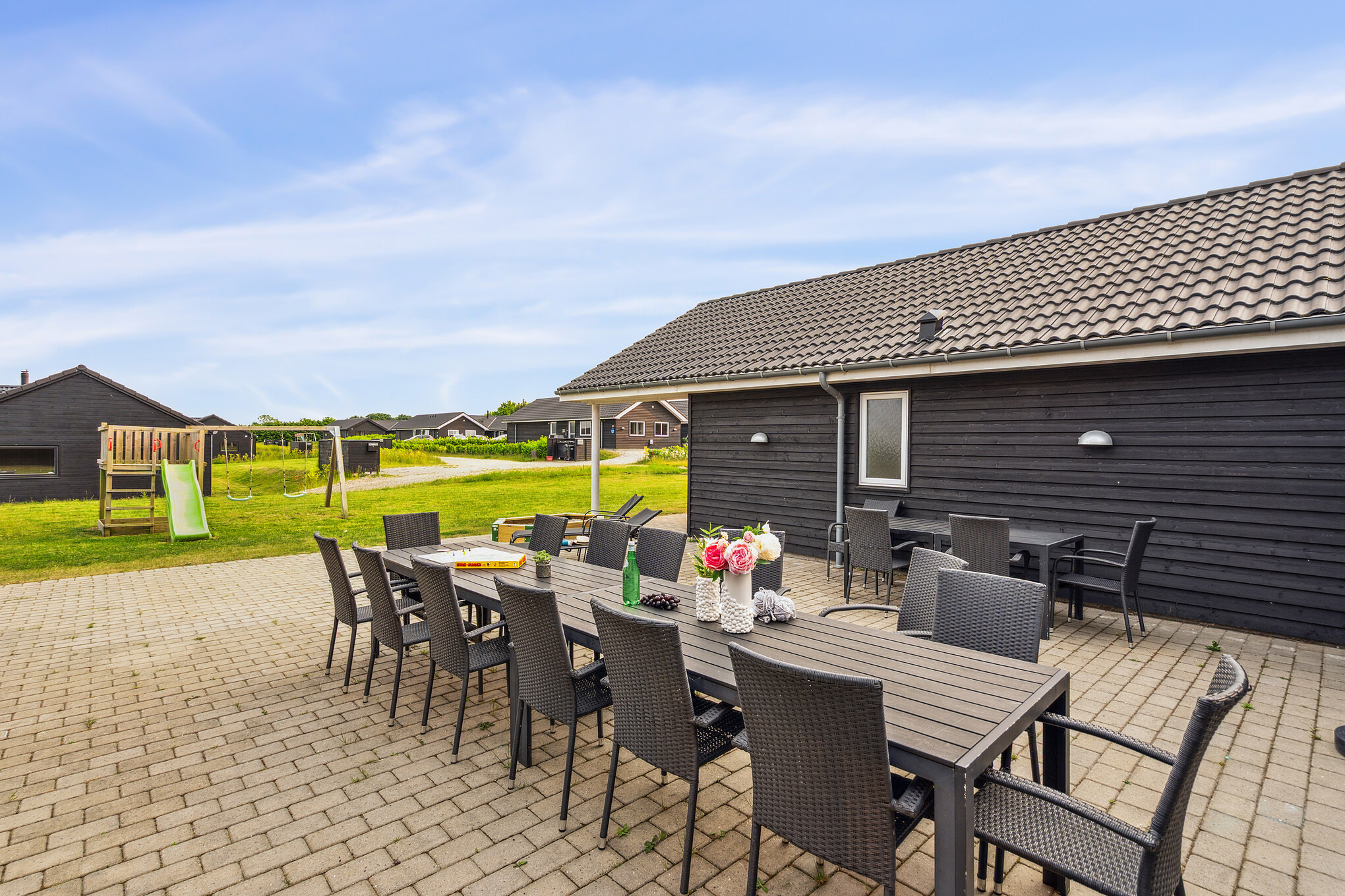 På terrassen i sommerhus nr. 508 er der plads til 20 personer.