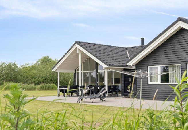 Dette skønne poolhus nr. 459 med plads til 16 personer ligger i Lolland/Falster/Møn