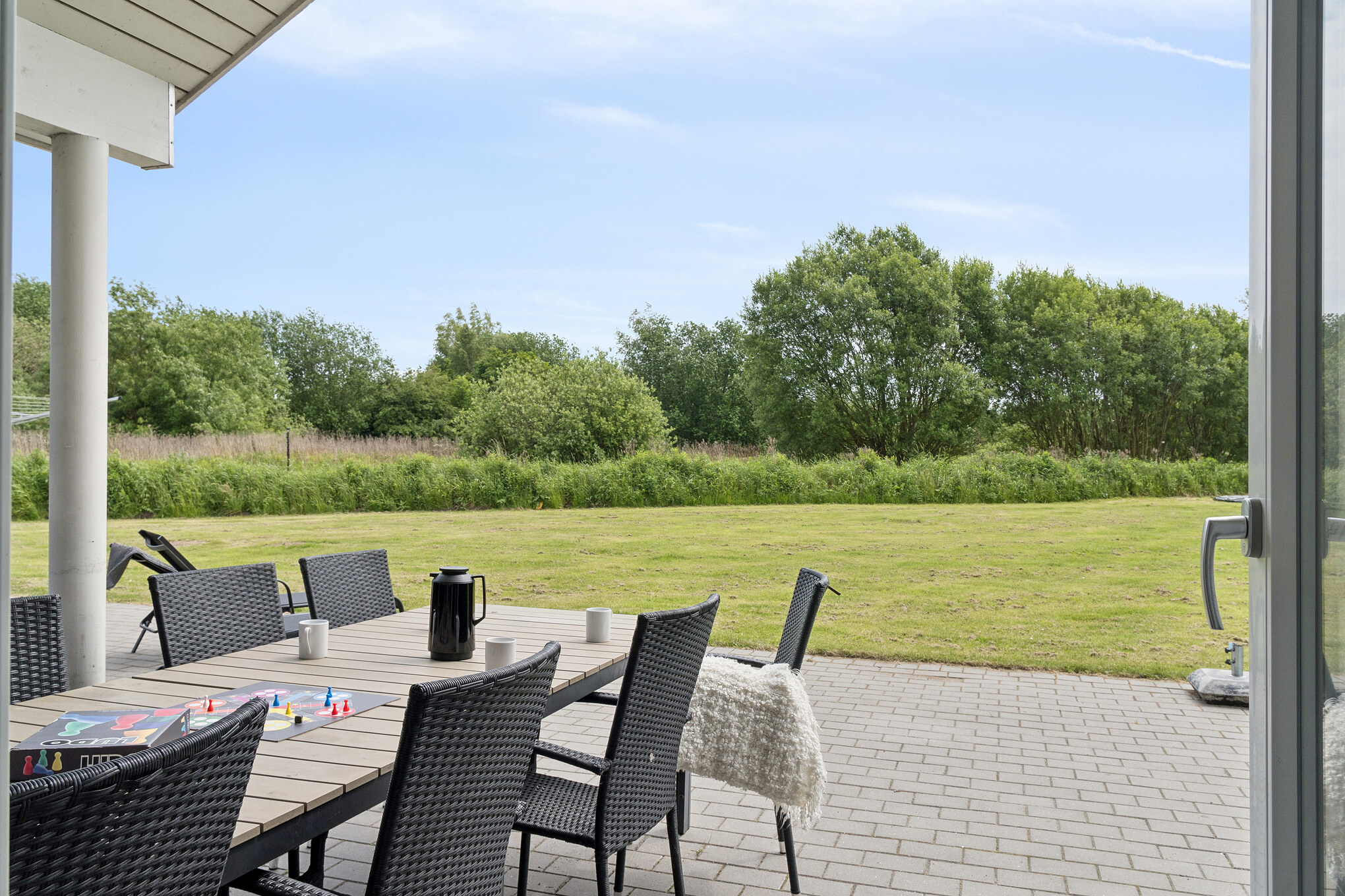 På terrassen i sommerhus nr. 459 er der plads til 16 personer.