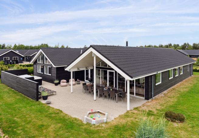 Dette skønne poolhus nr. 458 med plads til 18 personer ligger i Vestjylland