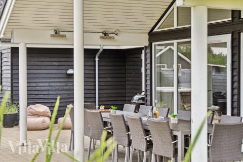 Nyd en grillaften på terrassen i luksushus nr. 458 i Vestjylland
