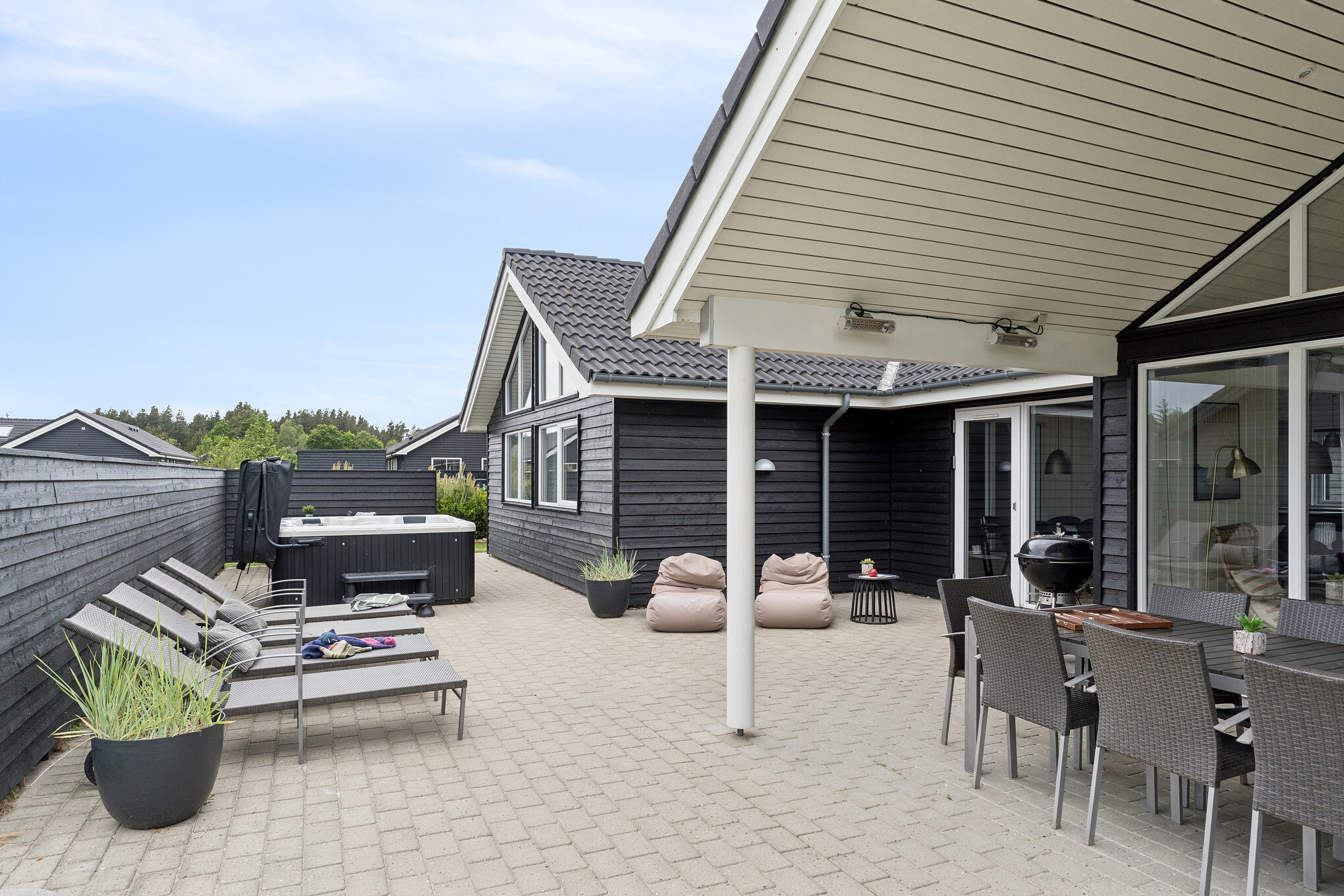 På terrassen i sommerhus nr. 458 er der plads til 18 personer.