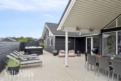 På terrassen i sommerhus nr. 458 er der plads til 18 personer.