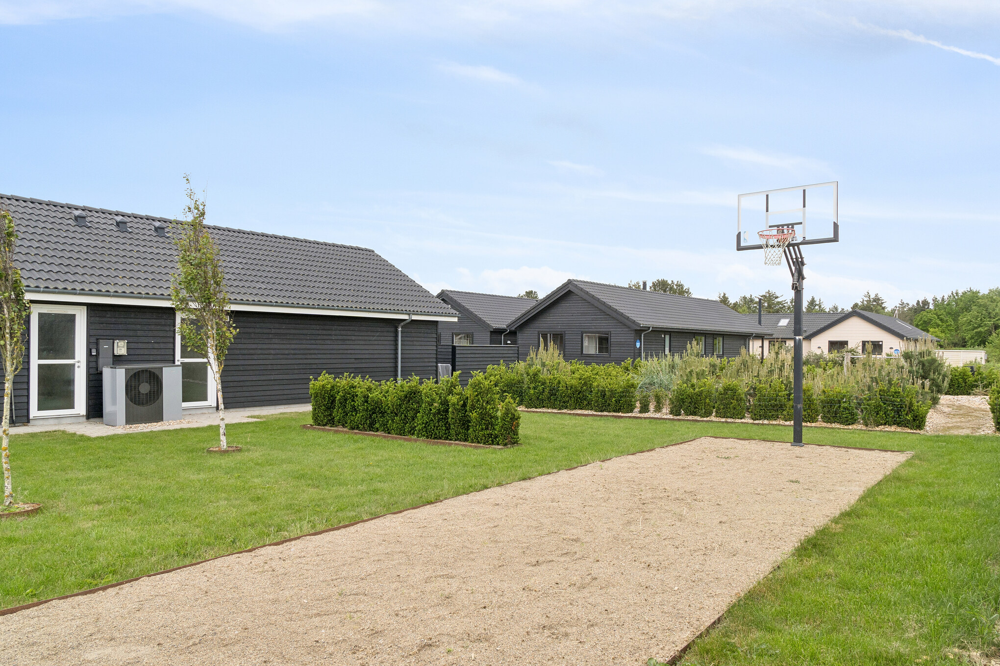 I det attraktive aktivitesrum i luksushus nr. 458 i Vestjylland  er der masser af udendørs aktiviteter, f.eks. legetårn og gynge