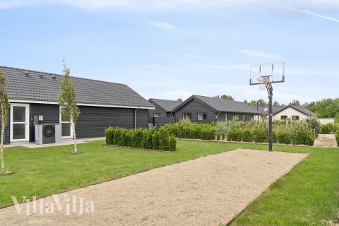 I det attraktive aktivitesrum i luksushus nr. 458 i Vestjylland  er der masser af udendørs aktiviteter, f.eks. legetårn og gynge