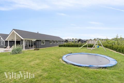 Ud over de mange timer, man kan bruge i husets pool-afdeling, så byder luksushus 458 også på mange udendørs aktiviteter