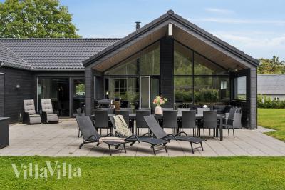 Luksushus nr. 584 har en dejlig terrasse med gode havemøbler til 14 personer.