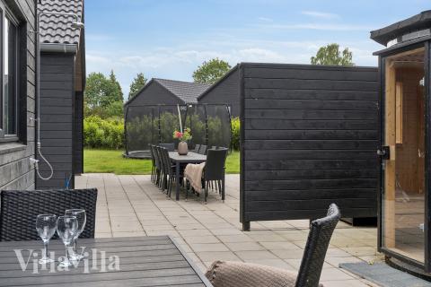 På terrassen i sommerhus nr. 584 er der plads til 14 personer.