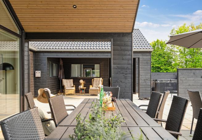 Luksushus nr. 631 har en dejlig terrasse med gode havemøbler til 18 personer.
