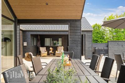 Luksushus nr. 631 har en dejlig terrasse med gode havemøbler til 18 personer.