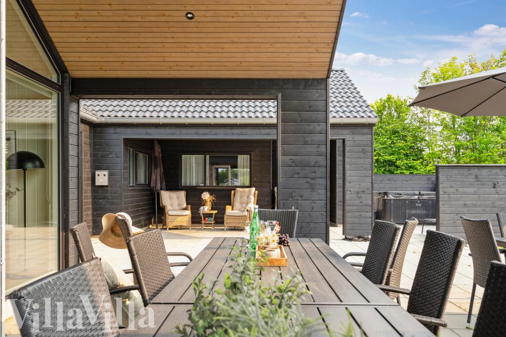 Luksushus nr. 631 har en dejlig terrasse med gode havemøbler til 18 personer.