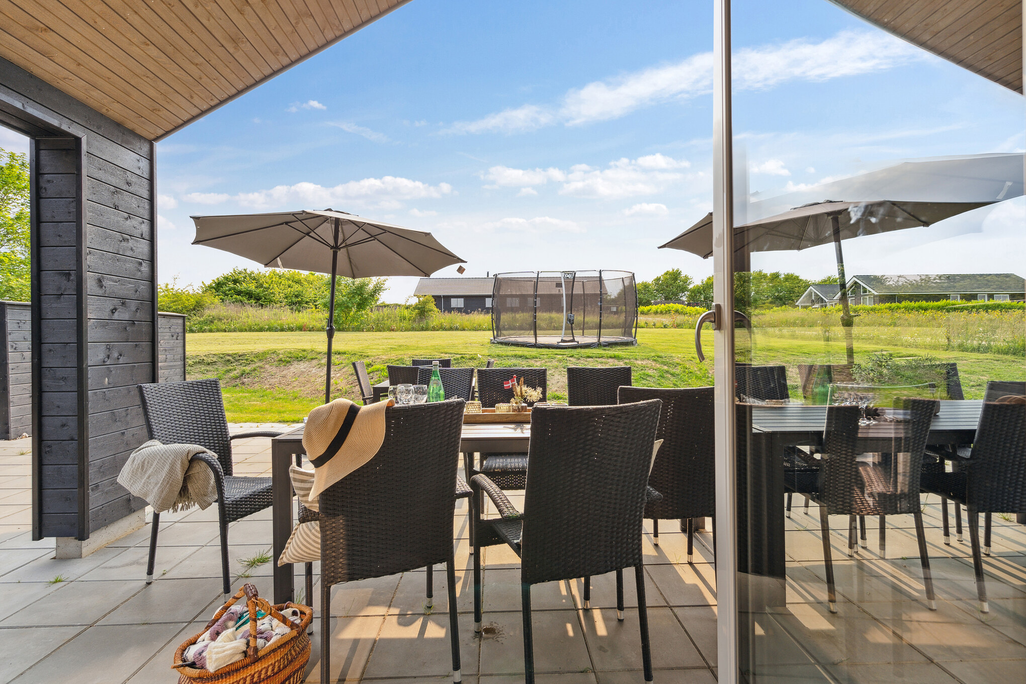Nyd en grillaften på terrassen i luksushus nr. 631 i Sydjylland