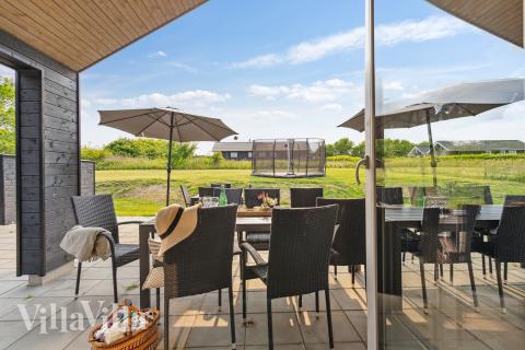 Nyd en grillaften på terrassen i luksushus nr. 631 i Sydjylland