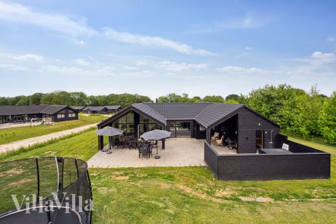 Dette skønne poolhus nr. 631 med plads til 18 personer ligger i Sydjylland