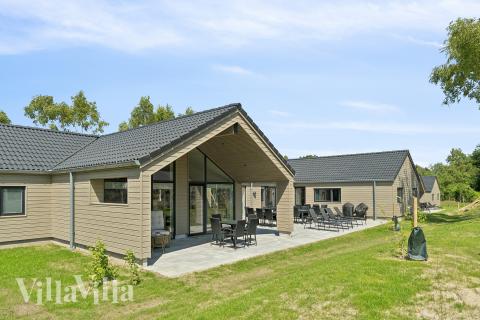 Dette skønne poolhus nr. 807 med plads til 26 personer ligger i Østjylland