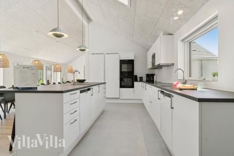 Køkkenet i luksushus nr. 807 er udstyrret, så I let kan lave mad til 26 personer.