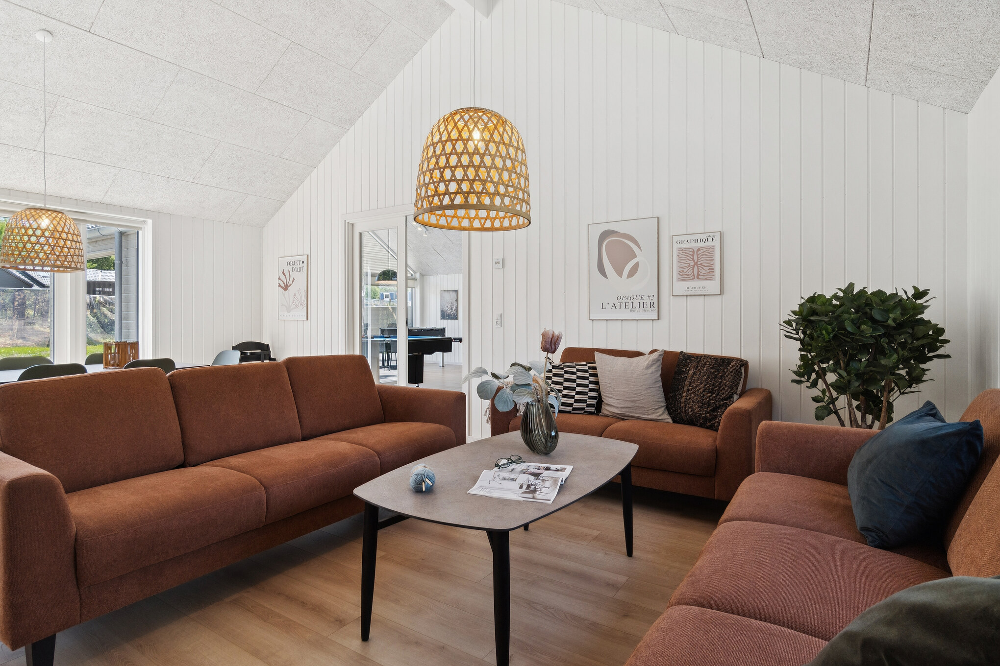 Sofaen i luksushus 807 i Østjylland indbyder til brætspil eller at se en film sammen.