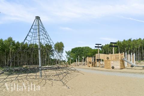 I det attraktive aktivitesrum i luksushus nr. 807 i Østjylland  er der masser af udendørs aktiviteter, f.eks. legetårn og gynge