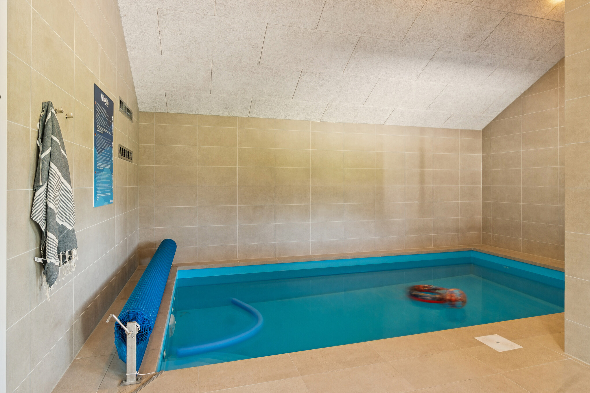 Sommerhus 685 er indrettet med en lækker poolafdeling med vandrutsjebane, dejlig stor indbygget spabad og sauna