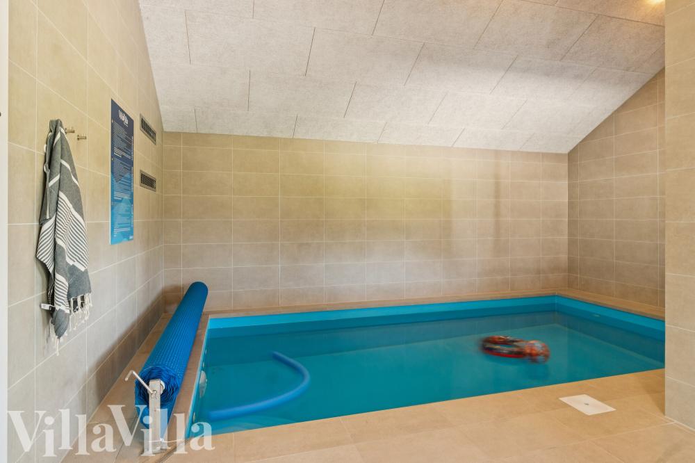 Sommerhus 685 er indrettet med en lækker poolafdeling med vandrutsjebane, dejlig stor indbygget spabad og sauna