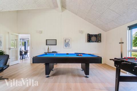 Luksushus 685 til 14 personer byder på et stort aktivitetsrum med bl.a. billard og dart