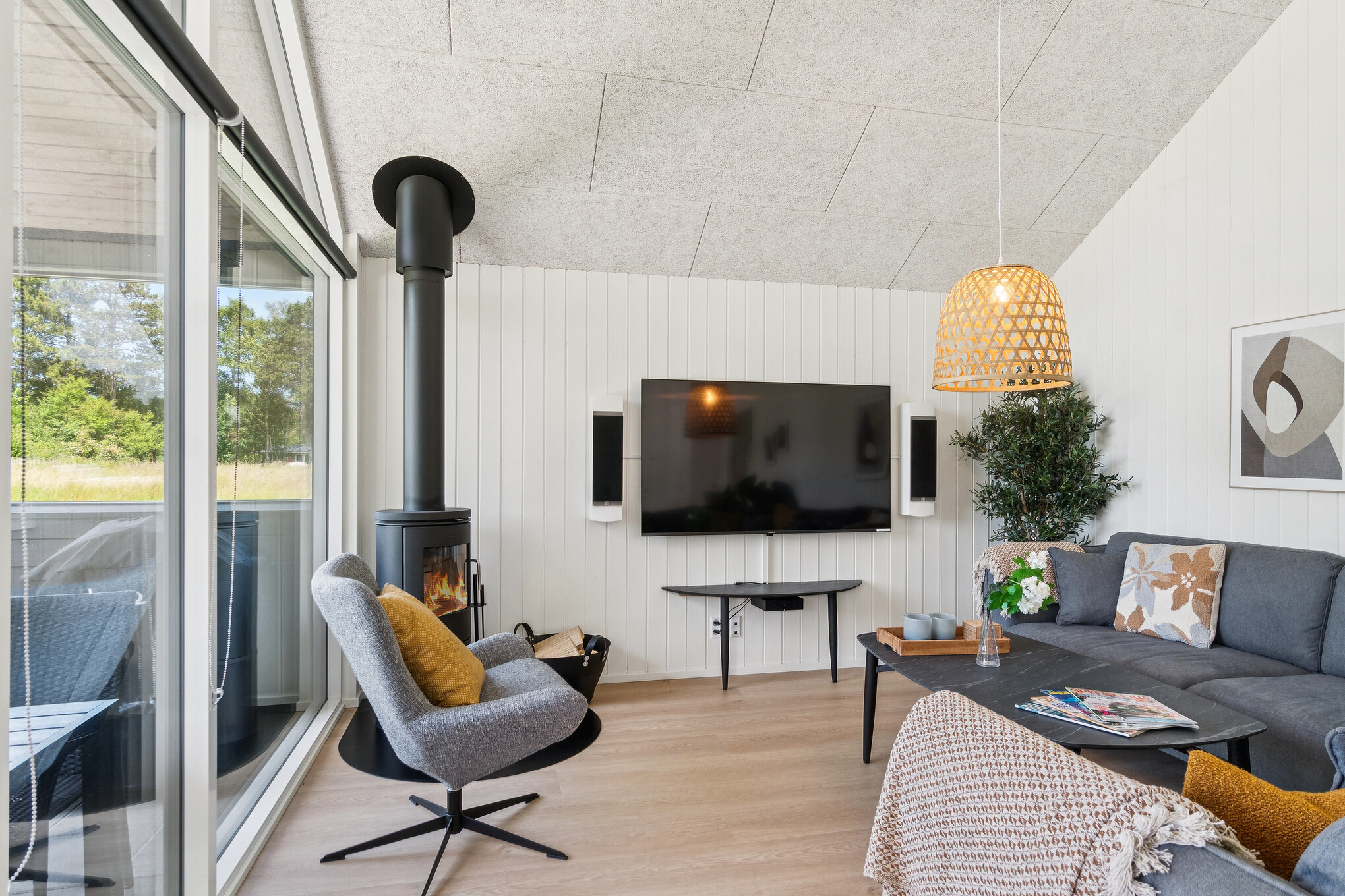 Sofaen i luksushus 685 i Nordsjælland indbyder til brætspil eller at se en film sammen.