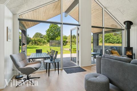 Der er mulighed for hygge i sommerhusets sofaarrangement, når I besøger luksushus nr. 685