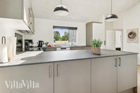 Køkkenet i luksushus nr. 685 er udstyrret, så I let kan lave mad til 14 personer.