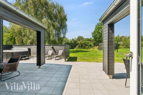 På terrassen i sommerhus nr. 685 er der plads til 14 personer.