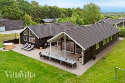 Dette skønne poolhus nr. 320 med plads til 18 personer ligger i Østjylland