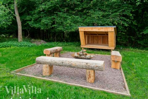 I det attraktive aktivitesrum i luksushus nr. 320 i Østjylland  er der masser af udendørs aktiviteter, f.eks. legetårn og gynge