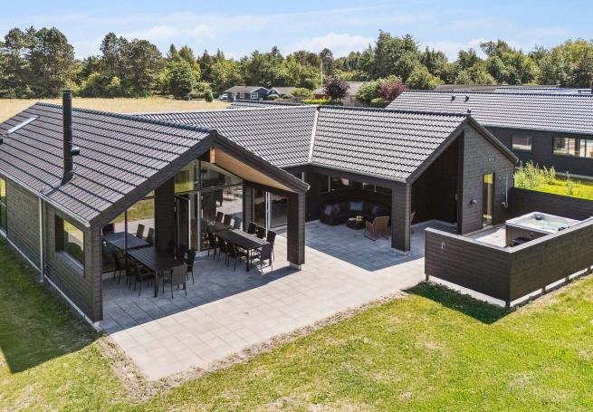 Dette skønne poolhus nr. 685 med plads til 14 personer ligger i Nordsjælland