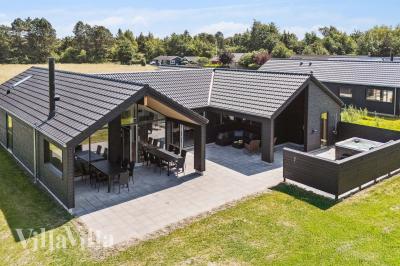Dette skønne poolhus nr. 685 med plads til 14 personer ligger i Nordsjælland