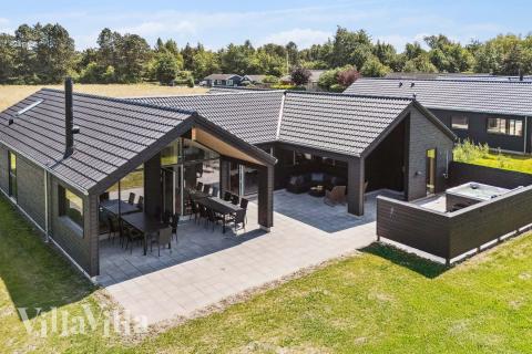Dette skønne poolhus nr. 685 med plads til 14 personer ligger i Nordsjælland
