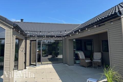 Luksushus nr. 560 har en dejlig terrasse med gode havemøbler til 16 personer.