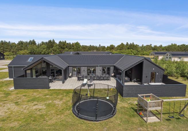 Dette skønne poolhus nr. 608 med plads til 26 personer ligger i Vestjylland