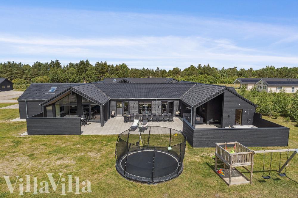 Dette skønne poolhus nr. 608 med plads til 26 personer ligger i Vestjylland
