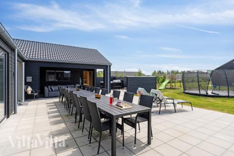 Luksushus nr. 608 har en dejlig terrasse med gode havemøbler til 26 personer.