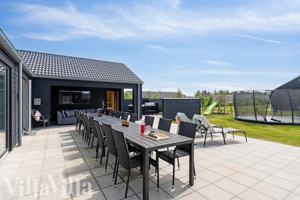 Luksushus nr. 608 har en dejlig terrasse med gode havemøbler til 26 personer.